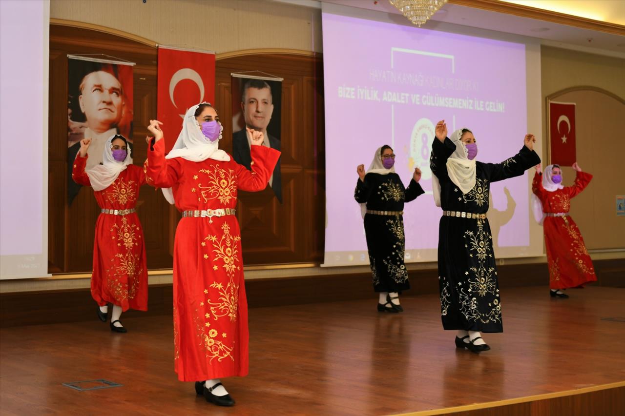 Kadın Müdürlerden 8 Mart’a Özel Halk Oyunları Gösterisi