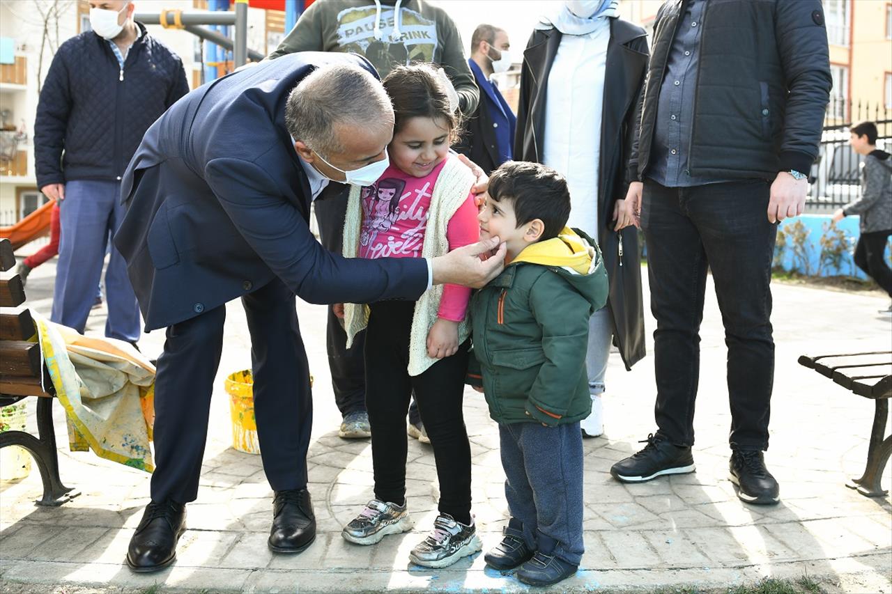 Parkların Duvarları Çocuklar İçin Renklendiriliyor