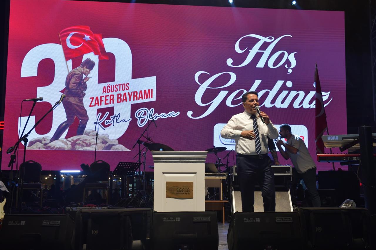 GençFest’te Dereceye Giren Gençler Ödüllerini Başkan Özer’den Aldı