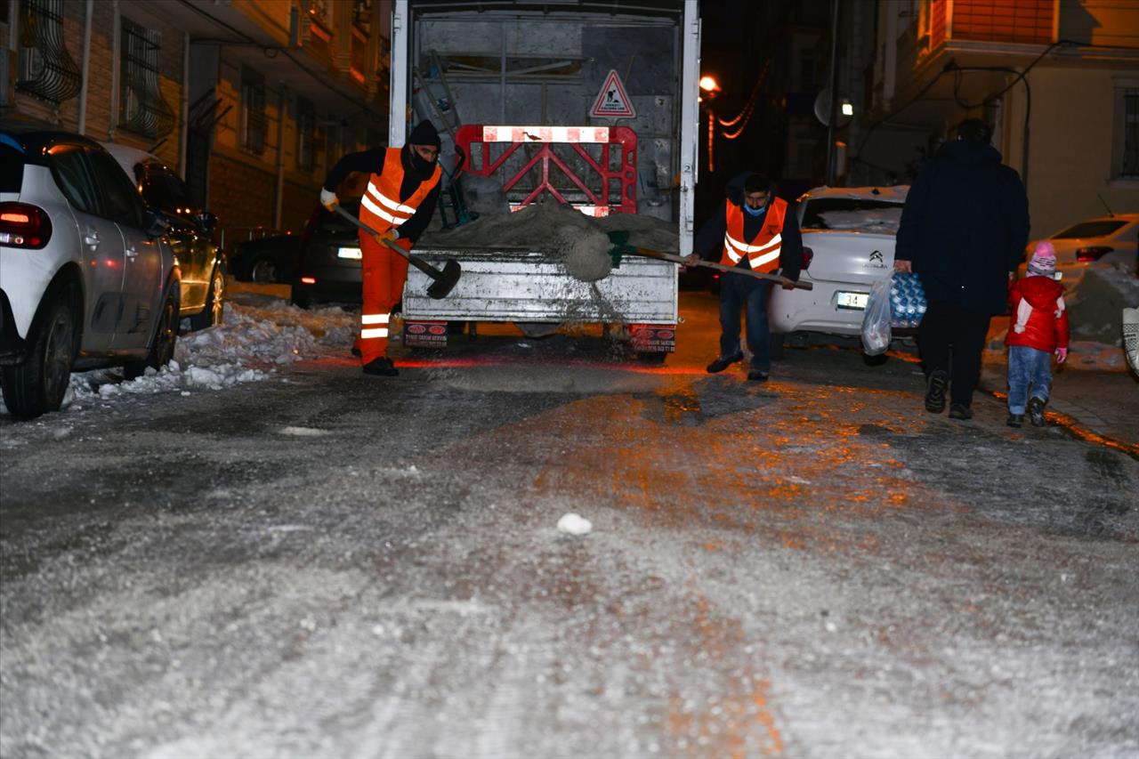 Kışla Mücadele Ekiplerinin Çalışmaları Gece Boyunca Sürdü