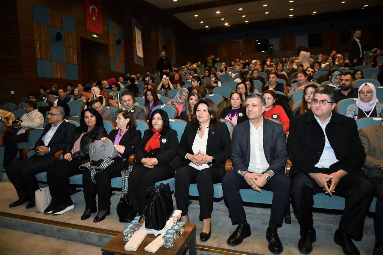 İstanbul Barosu Başkanı Filiz Saraç Esenyurt’ta Seminer Verdi