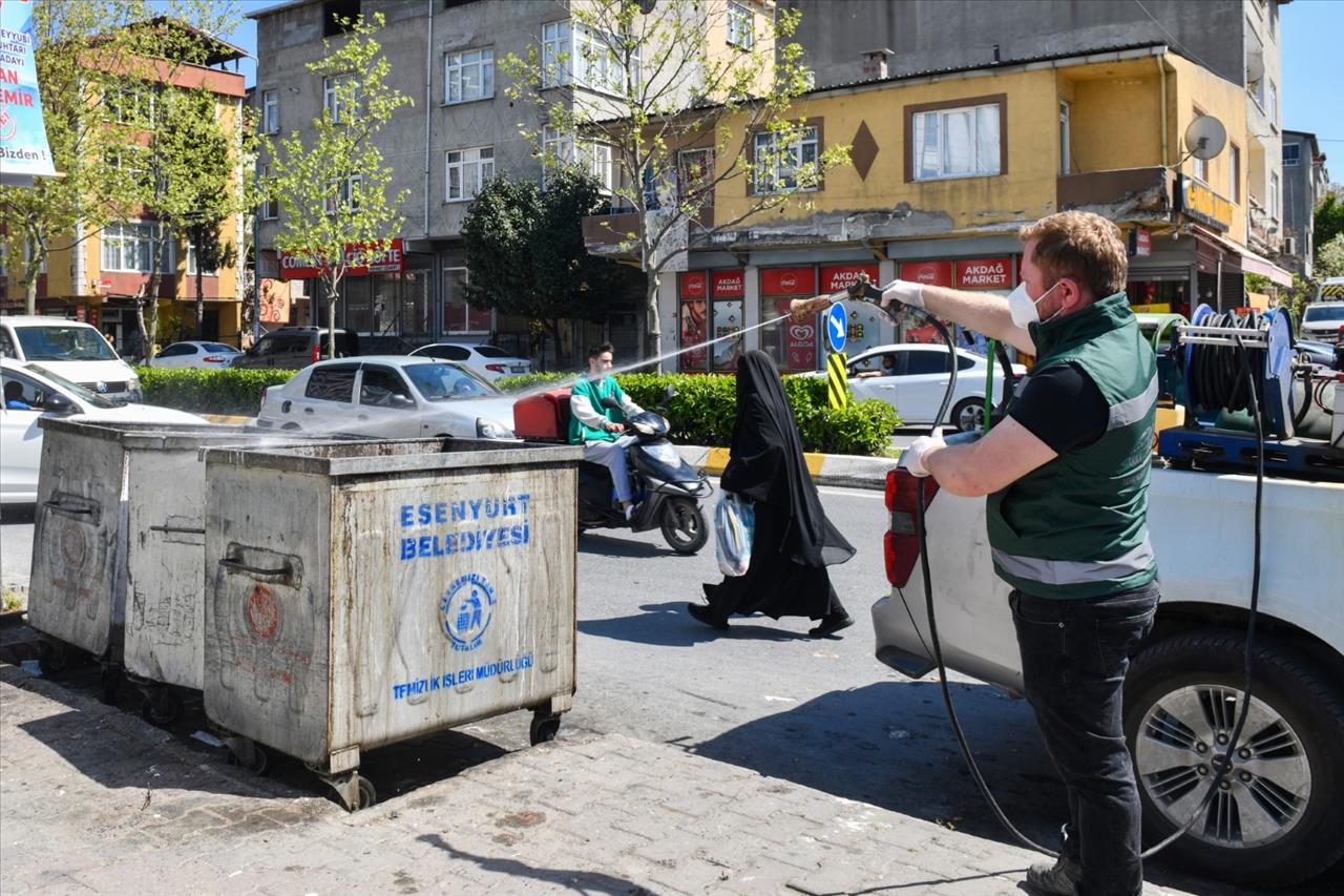 Esenyurt'ta Çöp Konteynerleri Dezenfekte Ediliyor