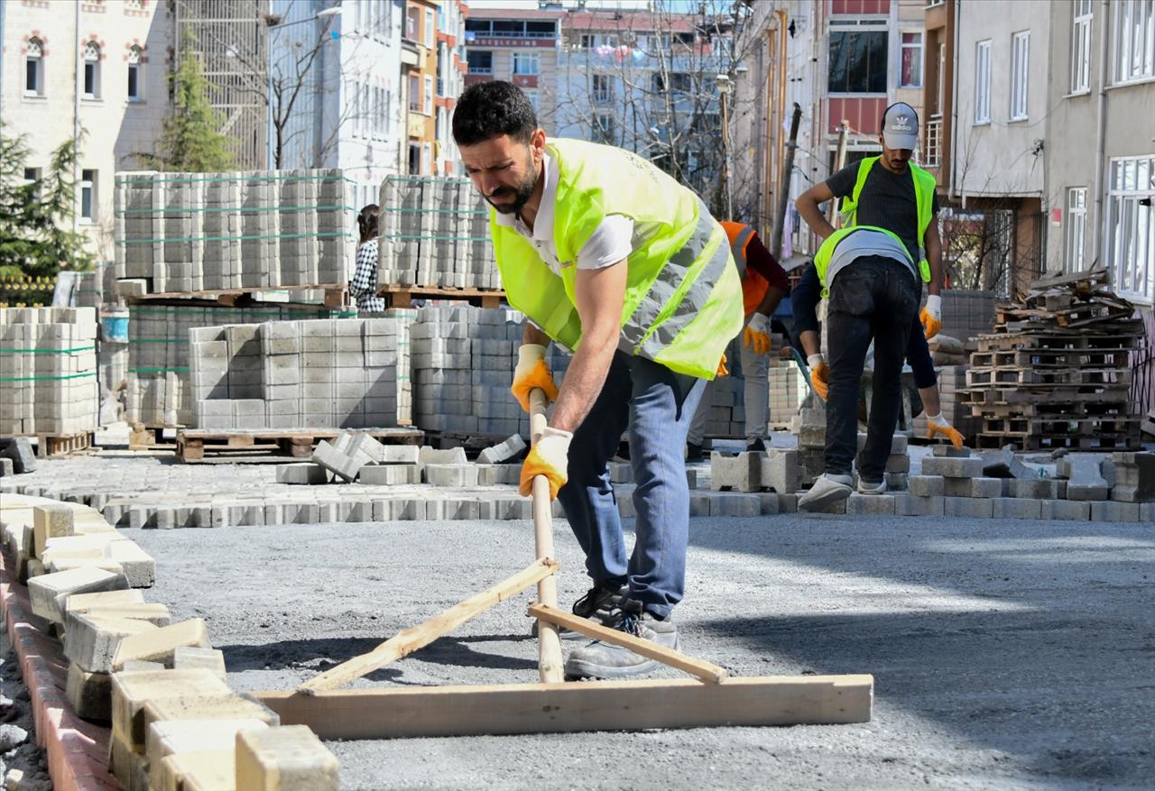 Esenyurt Belediyesi Yolları Güzelleştirmeye Devam Ediyor