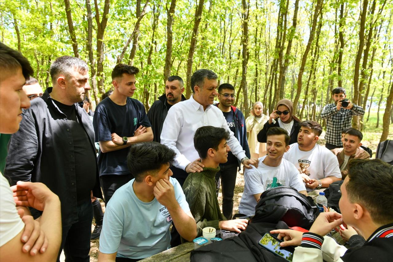 Gençler Sınav Stresini Halay Çekerek Attı