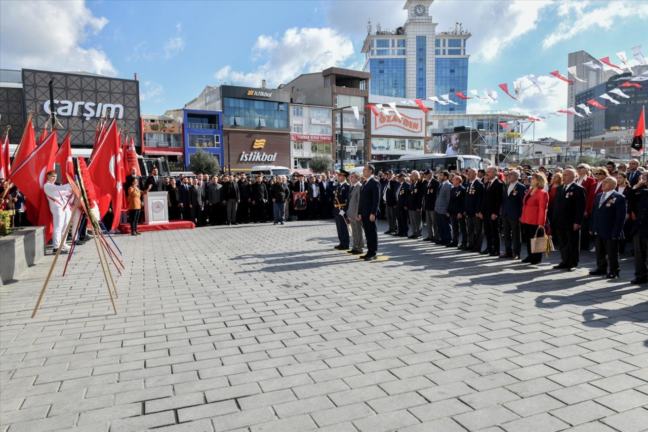 Esenyurt’ta Çelenk Sunma Töreni Gerçekleşti