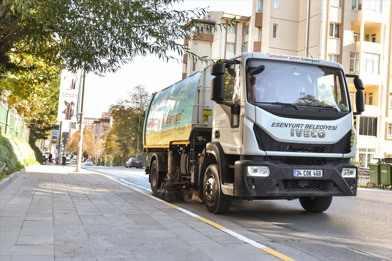 Cadde Ve Sokaklar Koronavirüse Karşı Yıkanıyor