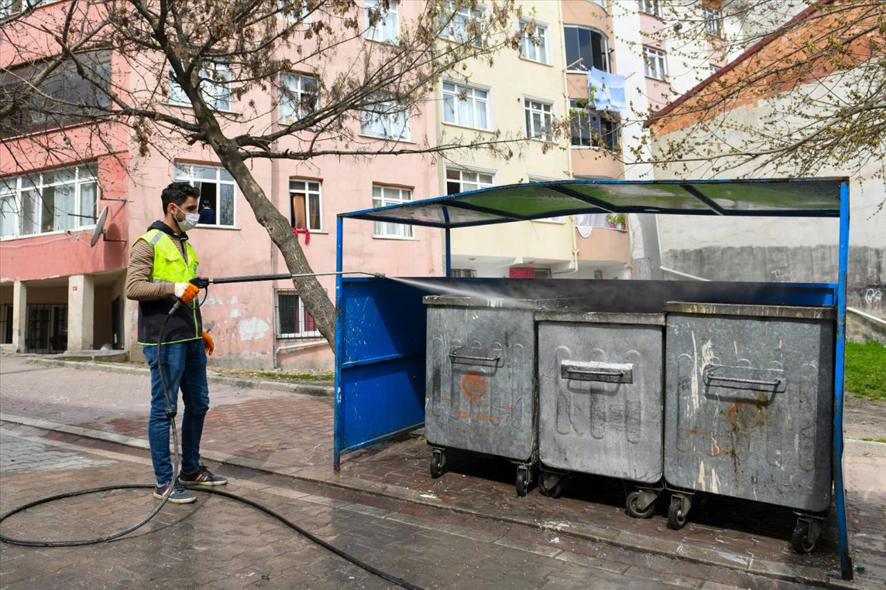 Esenyurt’ta Cadde Ve Sokaklar Yıkanıyor