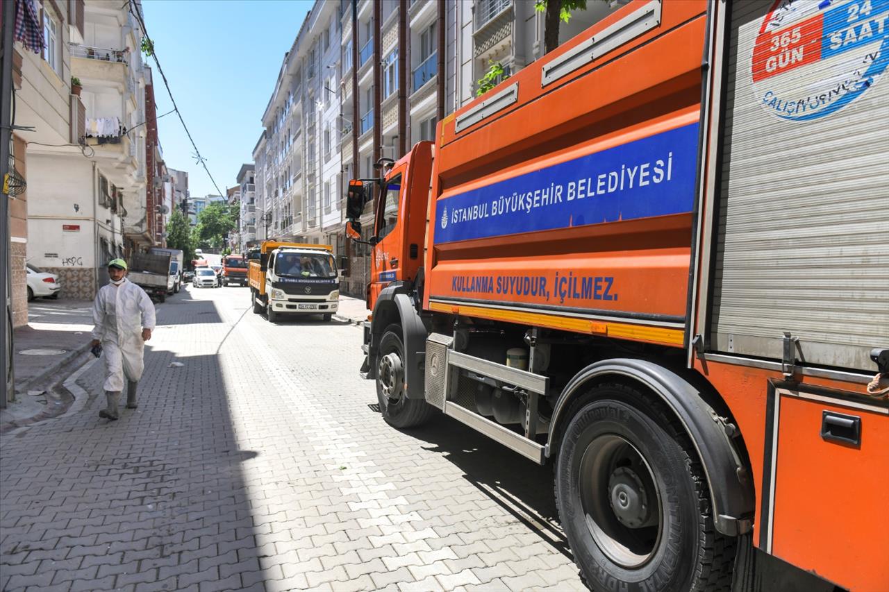 Esenyurt’ta Bodrum Katlarındaki Çamur Ve Balçık Temizlendi