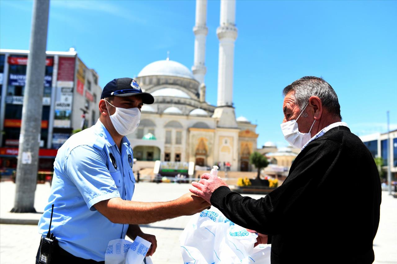 Esenyurt Belediyesi Cuma Namazı Öncesi Tek Kullanımlık Seccade Ve El Dezenfektanı Dağıttı