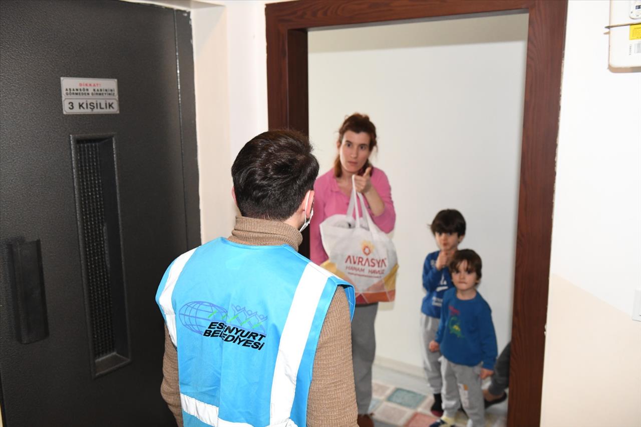 Esenyurt Belediyesi Sağlık Görevlileriyle Aileleri Arasında Köprü Oldu