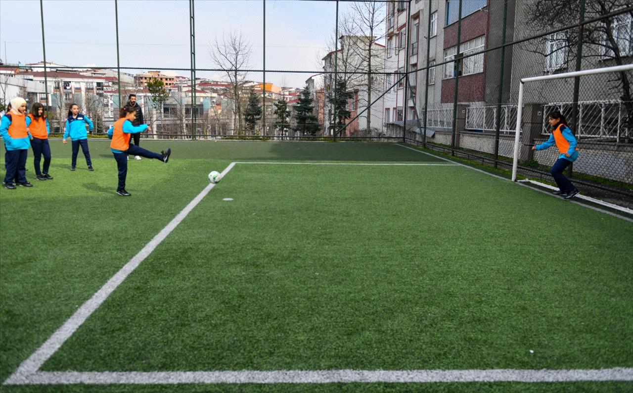 Esenyurt’ta Kız Çocuklarına Özel Futbol Kursu 