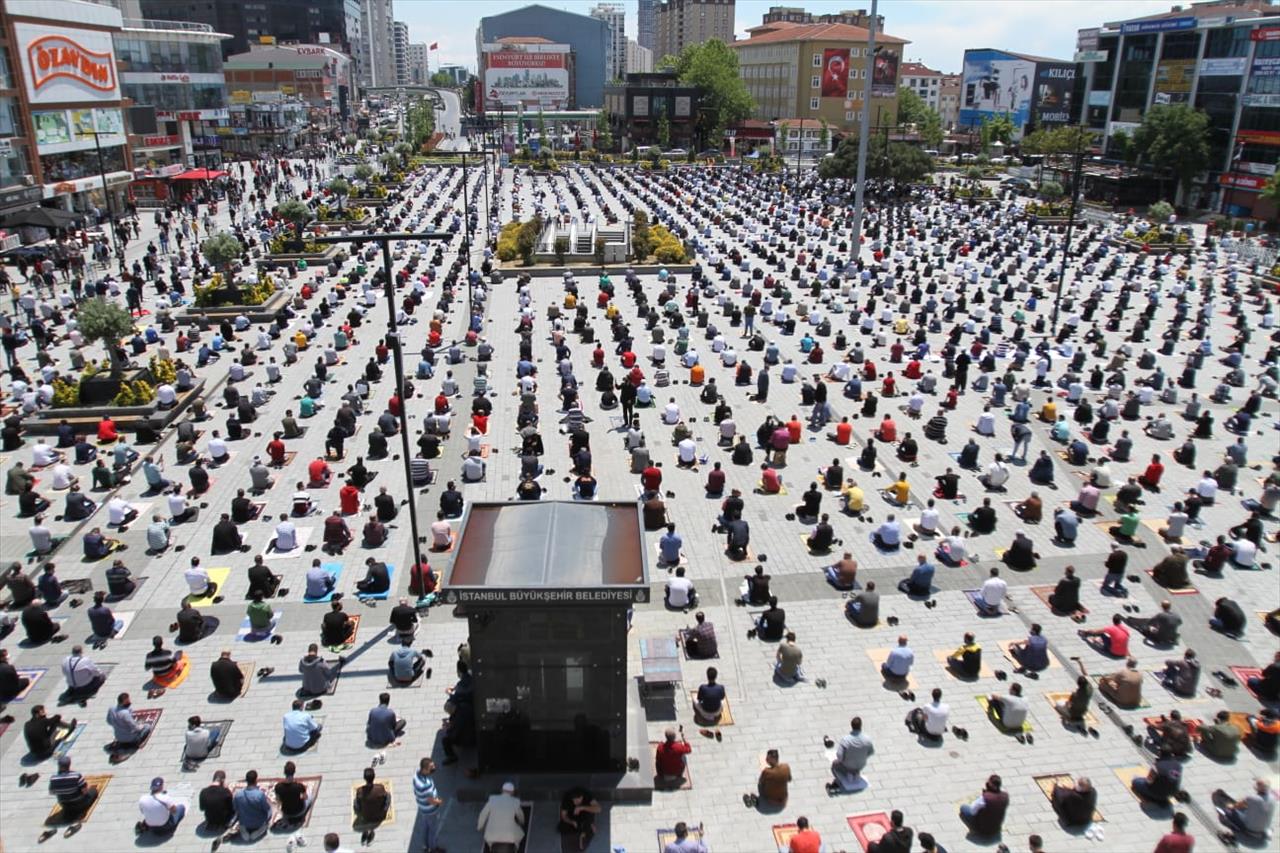 74 Gün Sonra İlk Cuma Namazı Esenyurt Meydanı’nda Kılındı