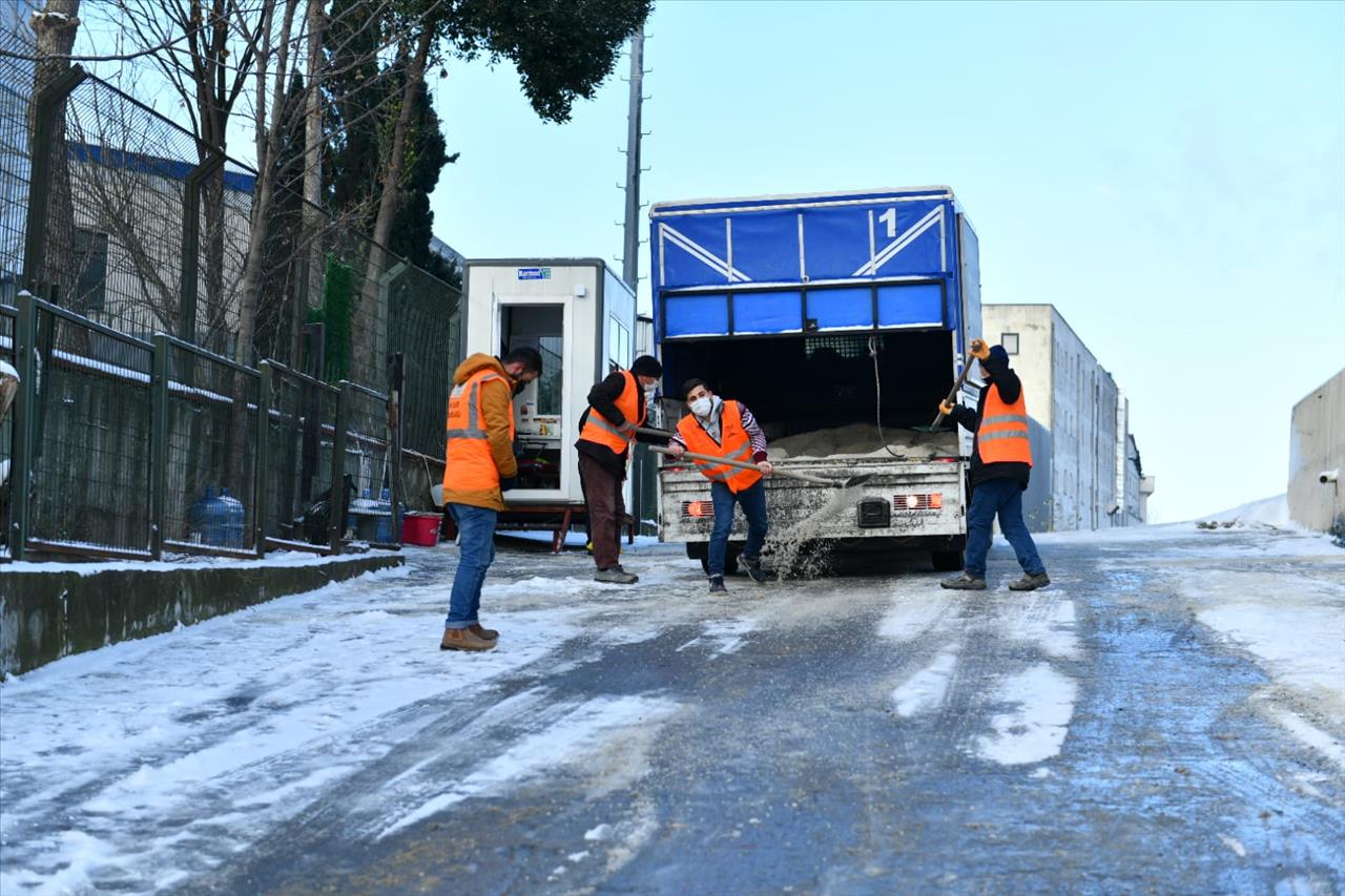 Esenyurt'ta Buzlanmaya Karşı Çalışmalar Devam Ediyor