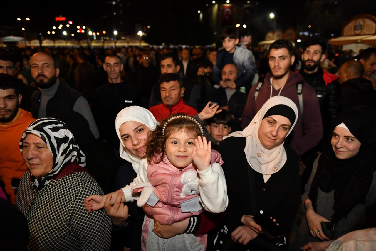 Kardeş Kültürler Festivali Kardeşlik Halaylarıyla Başladı