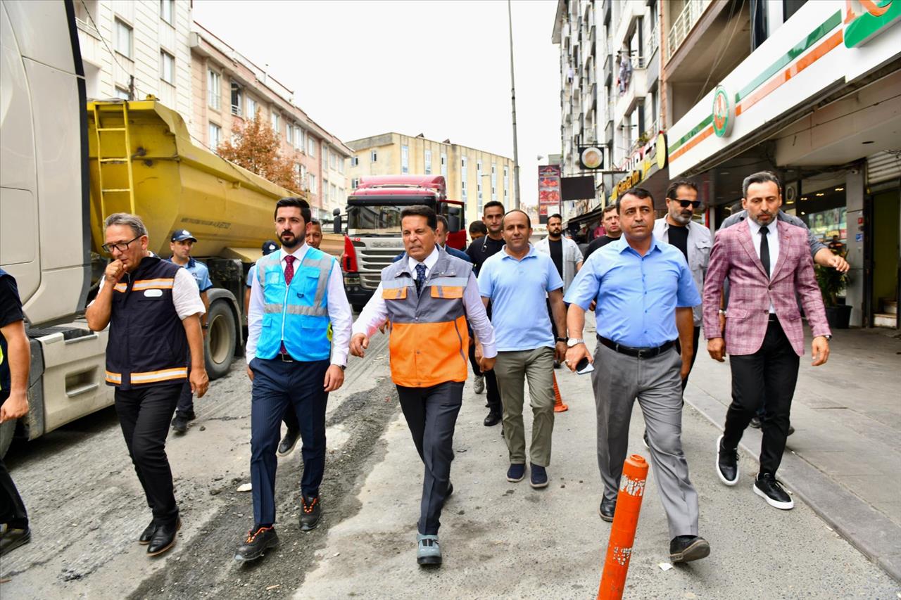 Esenyurt’ta Yıllardır Bozuk Olan Yollar Asfaltla Buluşuyor