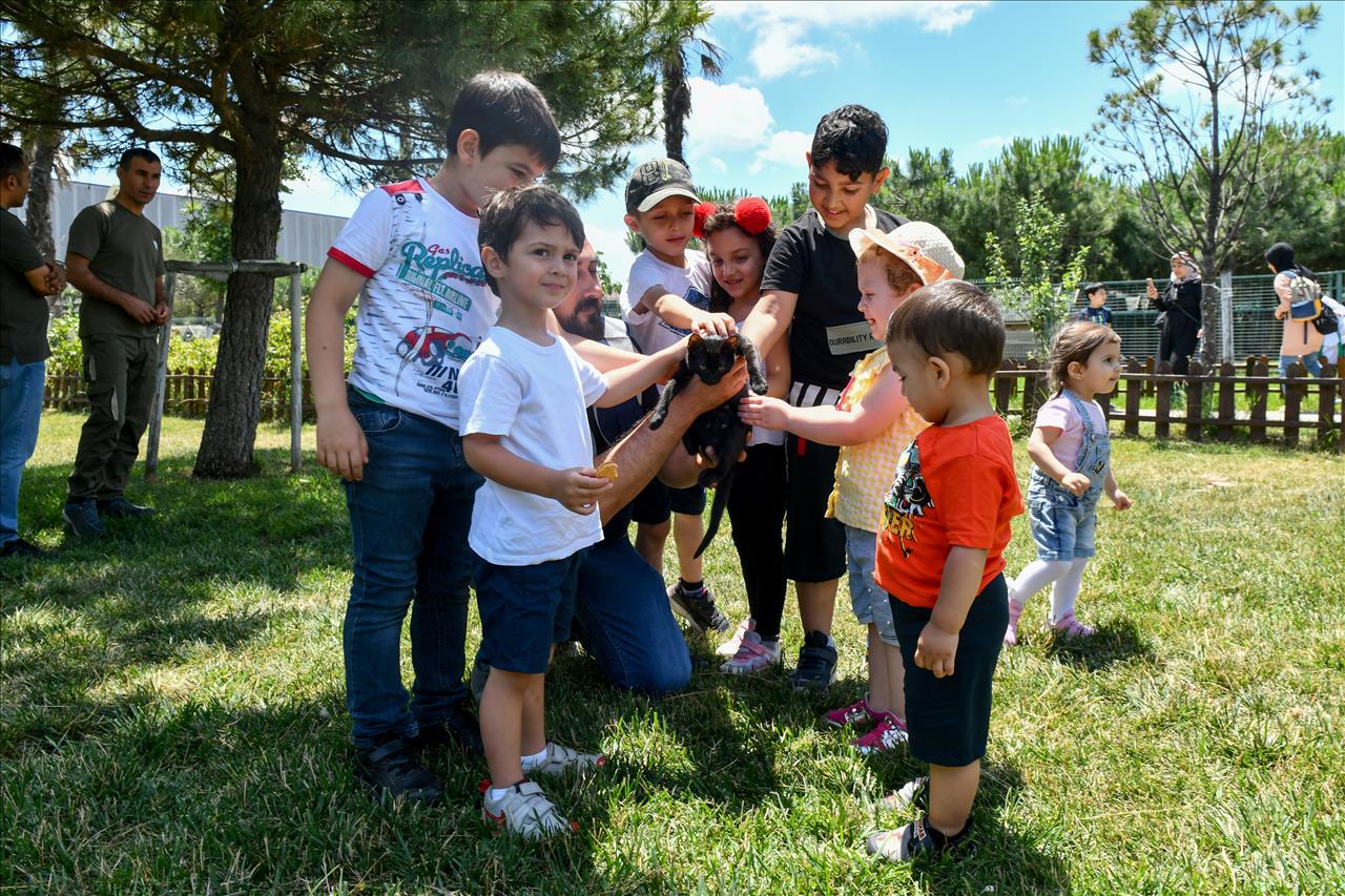 Esenyurtlu Miniklere Sevgi Dolu Karne Hediyesi