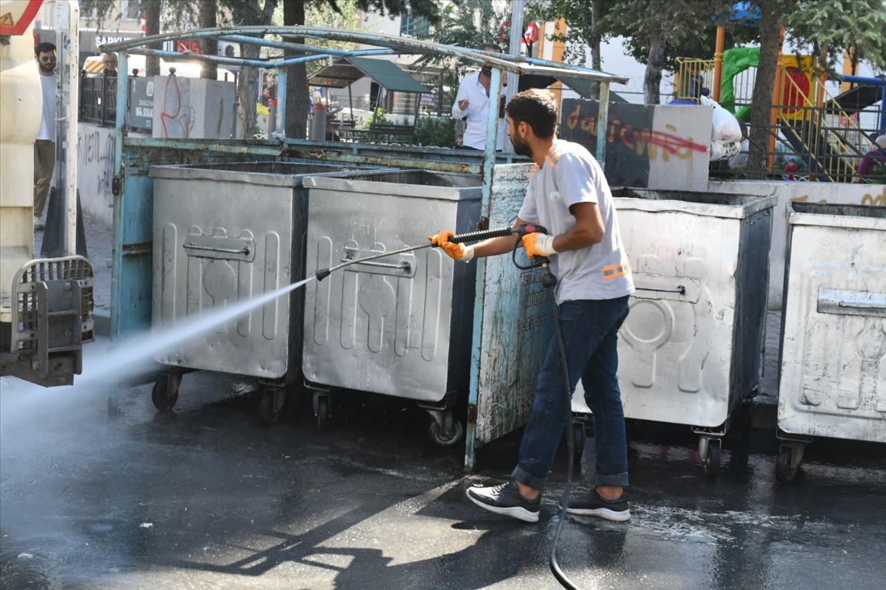 Esenyurt'ta Temizlik Seferberliği: Çöp Konteynerleri Yenileniyor ve Dezenfekte Ediliyor