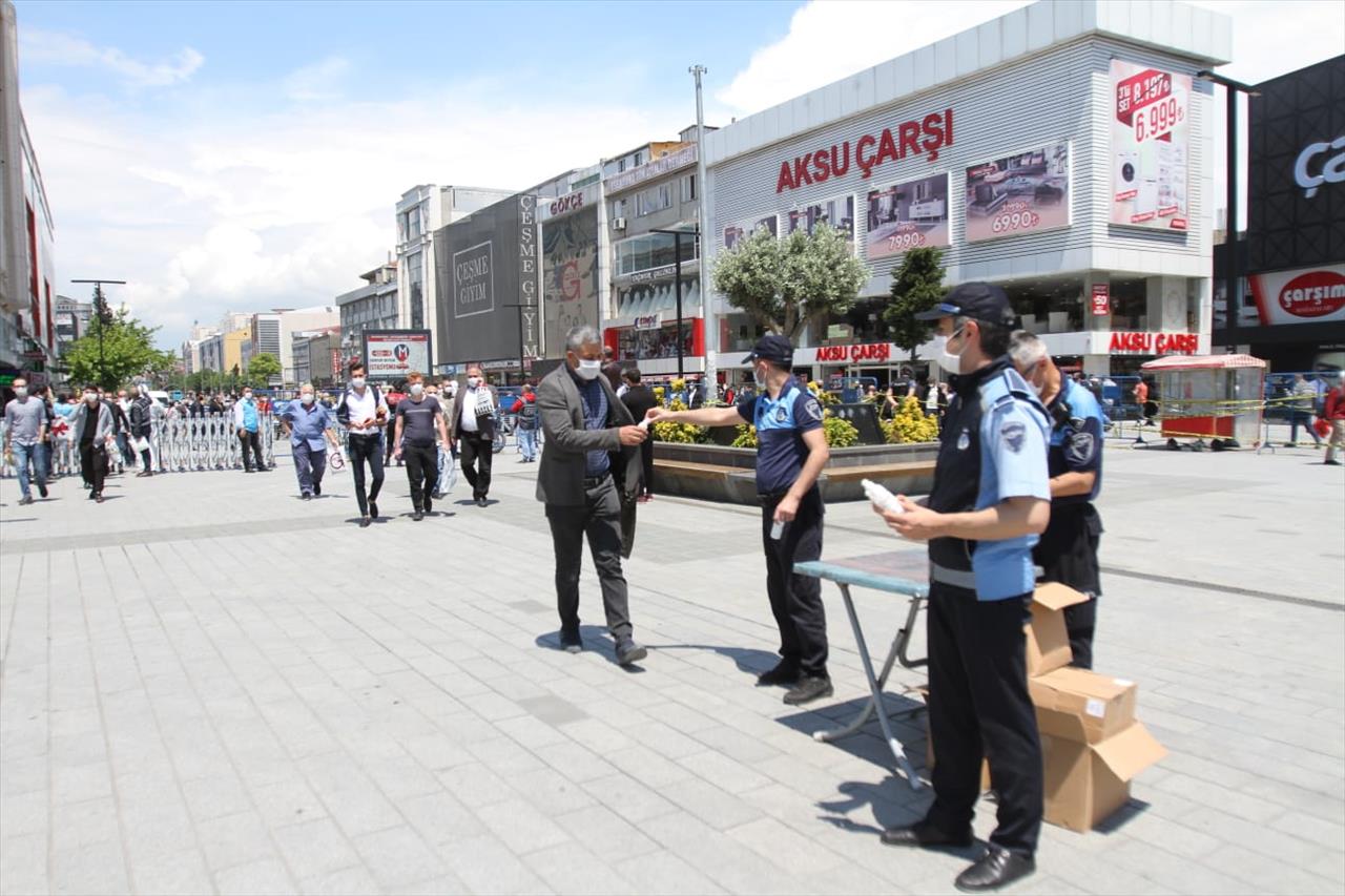 74 Gün Sonra İlk Cuma Namazı Esenyurt Meydanı’nda Kılındı