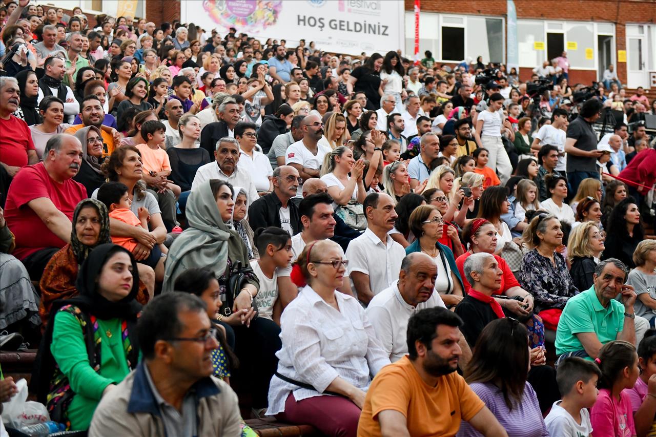 Halk Dansları Esenyurt’a Renk Kattı