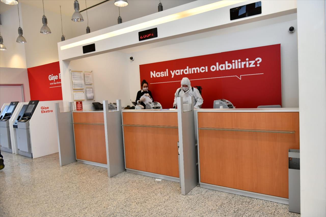 Esenyurt'ta Bankalar Dezenfekte Ediliyor