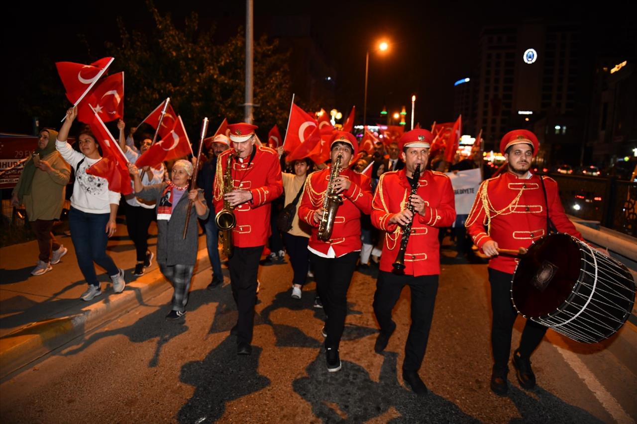 On Binler Bayraklarıyla Esenyurt’taki 100. Yıl Coşkusuna Katıldı