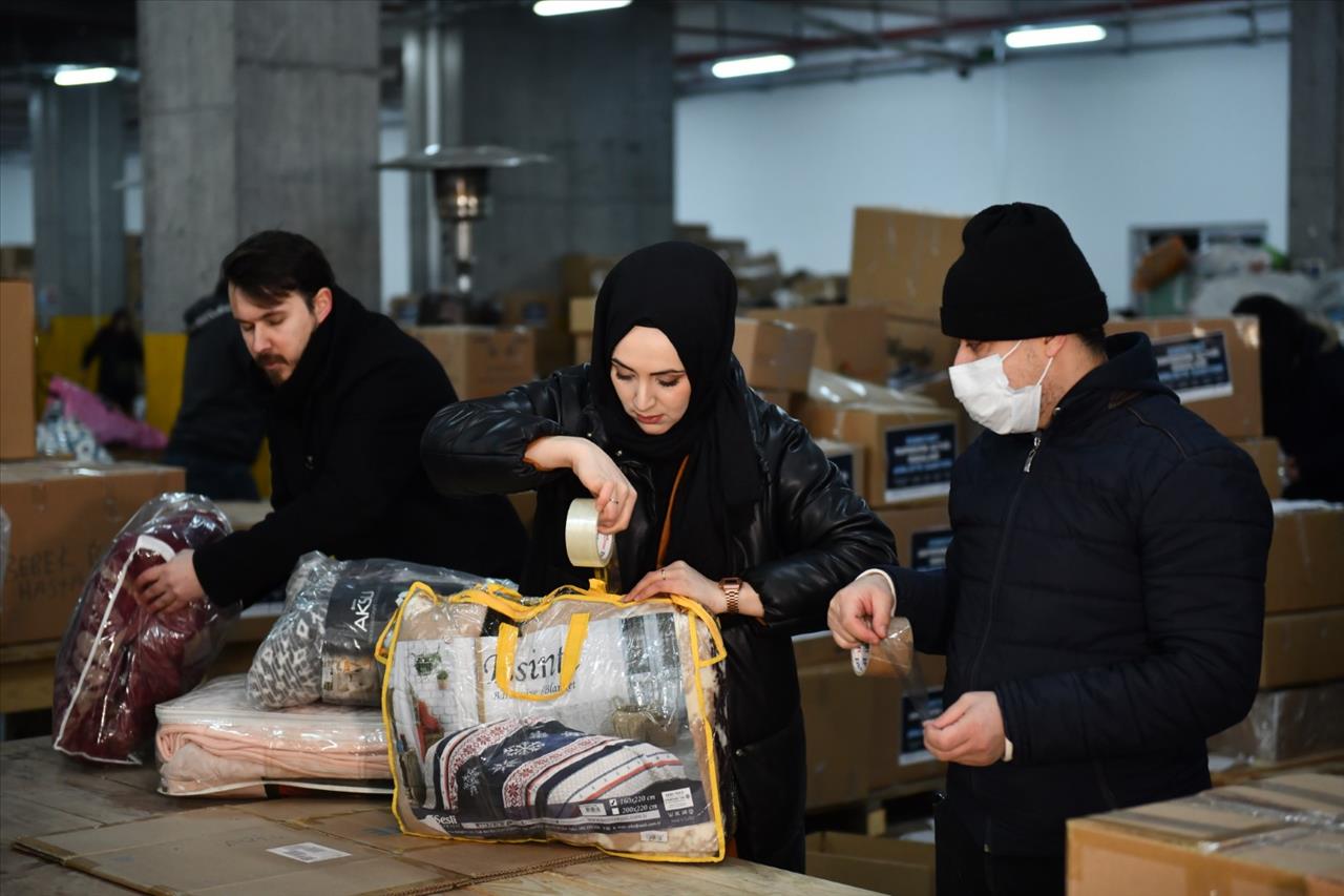 Esenyurt’tan Deprem Bölgesine Yardım Yağdı