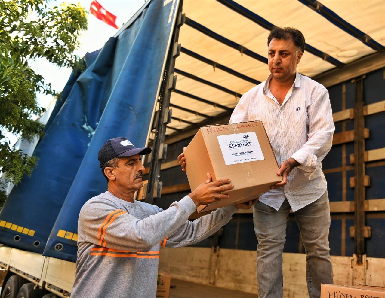 Esenyurt Belediyesi’nden, Selden Etkilenen Vatandaşlara Yardım