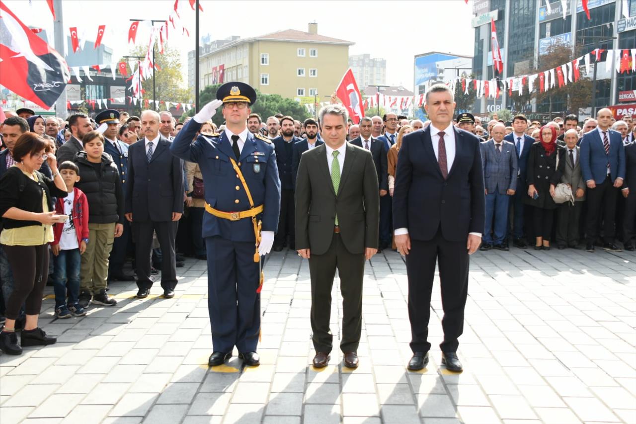 Esenyurt’ta Atatürk Anıtı'na Cumhuriyet Bayramı Çelengi