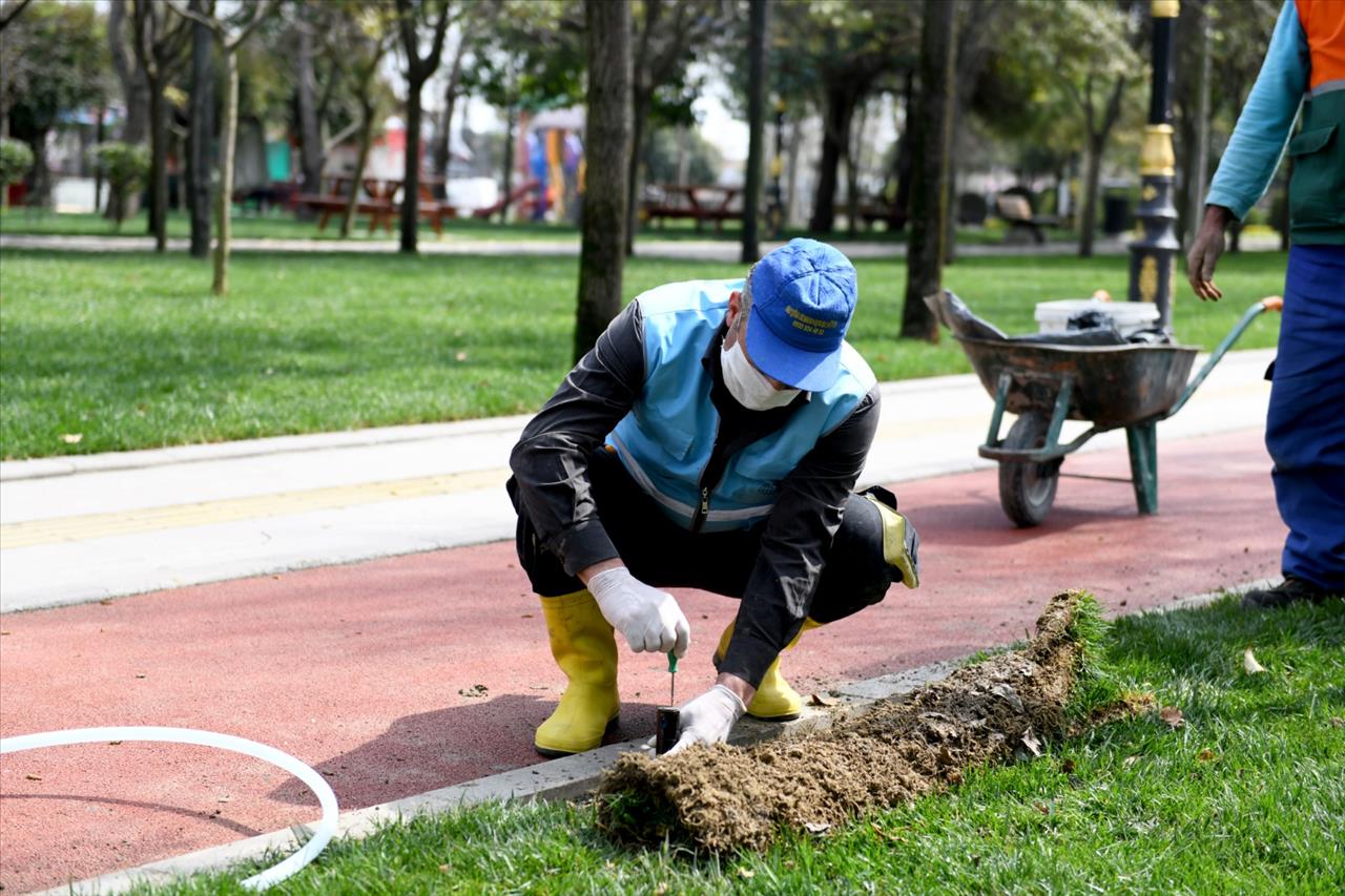 Esenyurt'ta Park ve Yeşil Alanlarda Yaz Hazırlığı Devam Ediyor