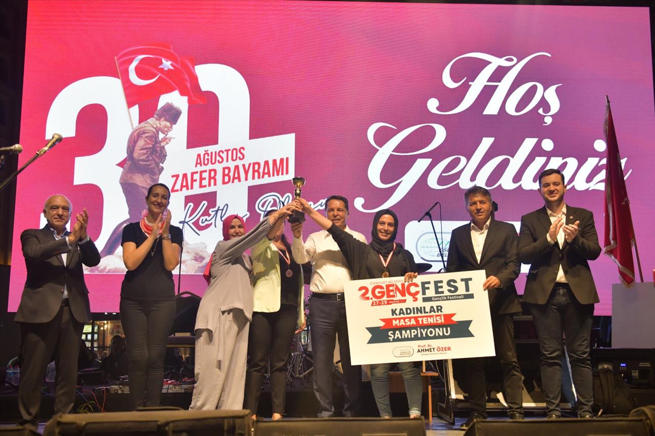 GençFest’te Dereceye Giren Gençler Ödüllerini Başkan Özer’den Aldı