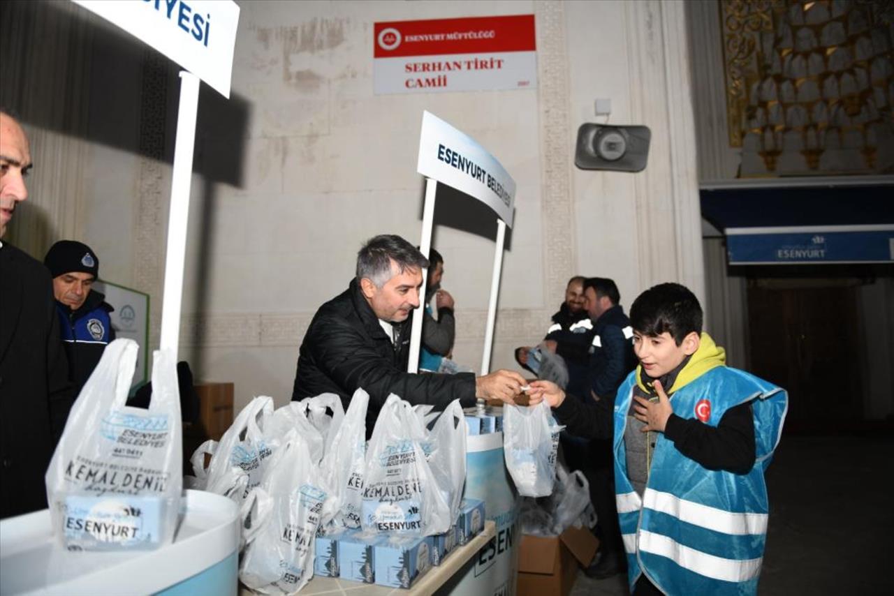 Belediyeden Vatandaşlara Kandil Simidi İkramı