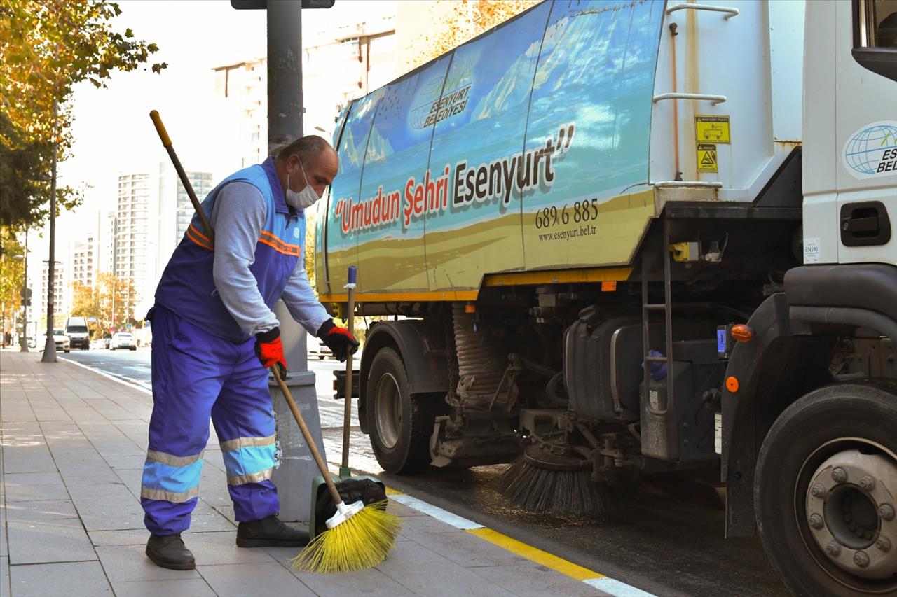 Cadde Ve Sokaklar Koronavirüse Karşı Yıkanıyor