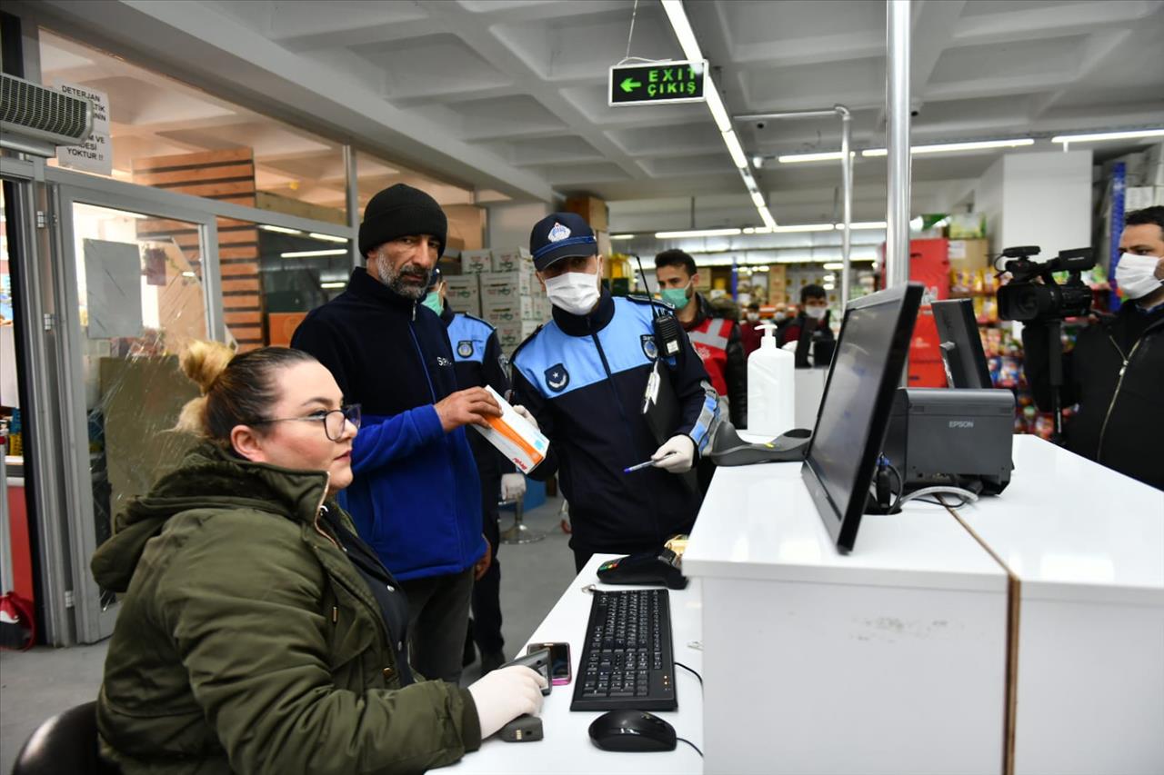 Esenyurt Zabıtasından Eczanelere Maske, Eldiven ve Dezenfektan Denetimi