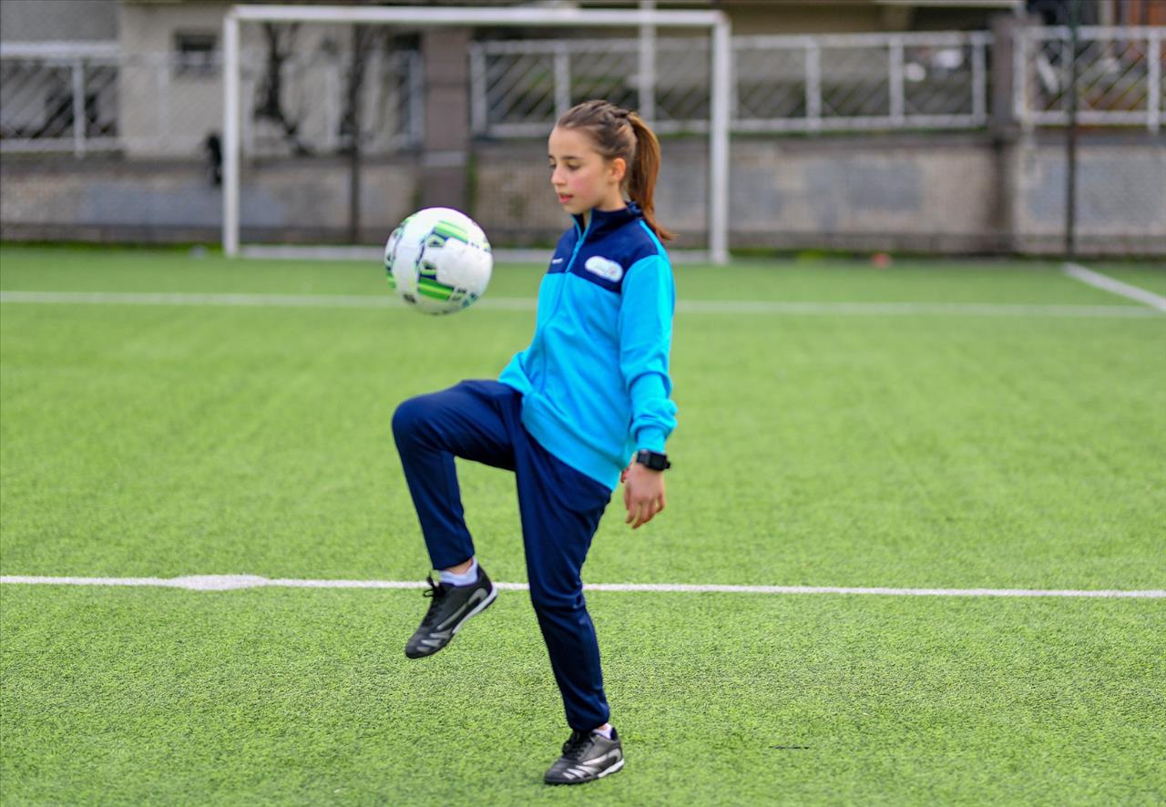 Esenyurt’ta Kız Çocuklarına Özel Futbol Kursu 