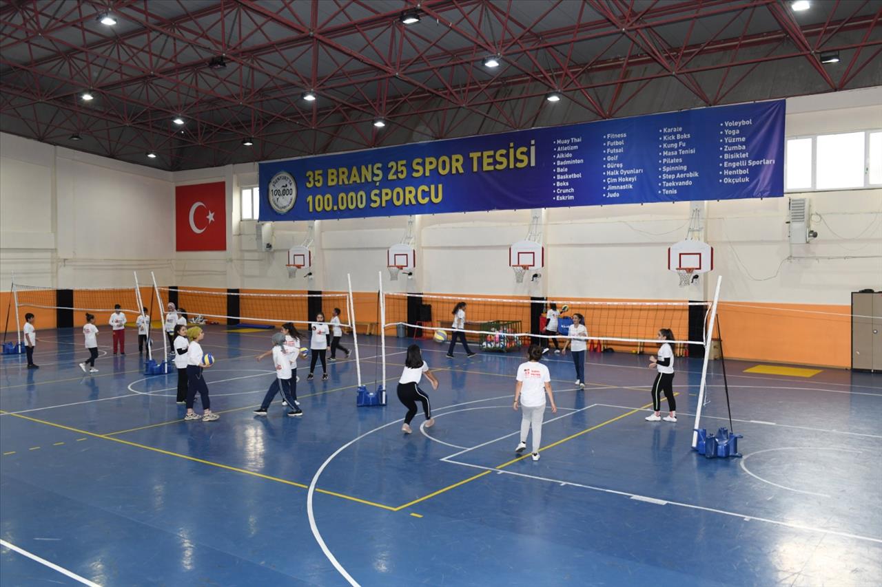 Usta Voleybolcular Esenyurt’ta Yetişiyor