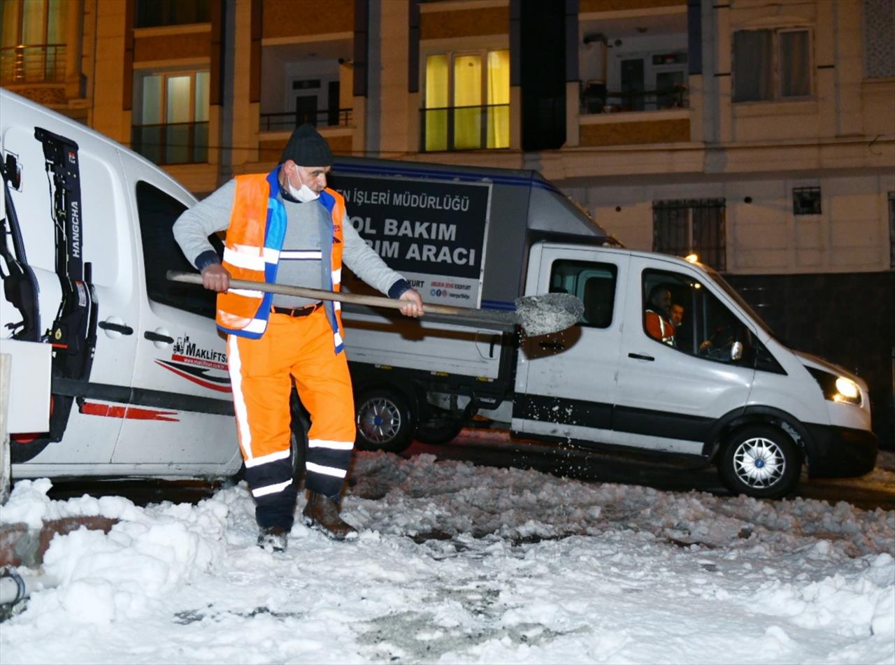 Esenyurt’ta Kışla Mücadele Ekiplerinin Çalışmaları Devam Ediyor