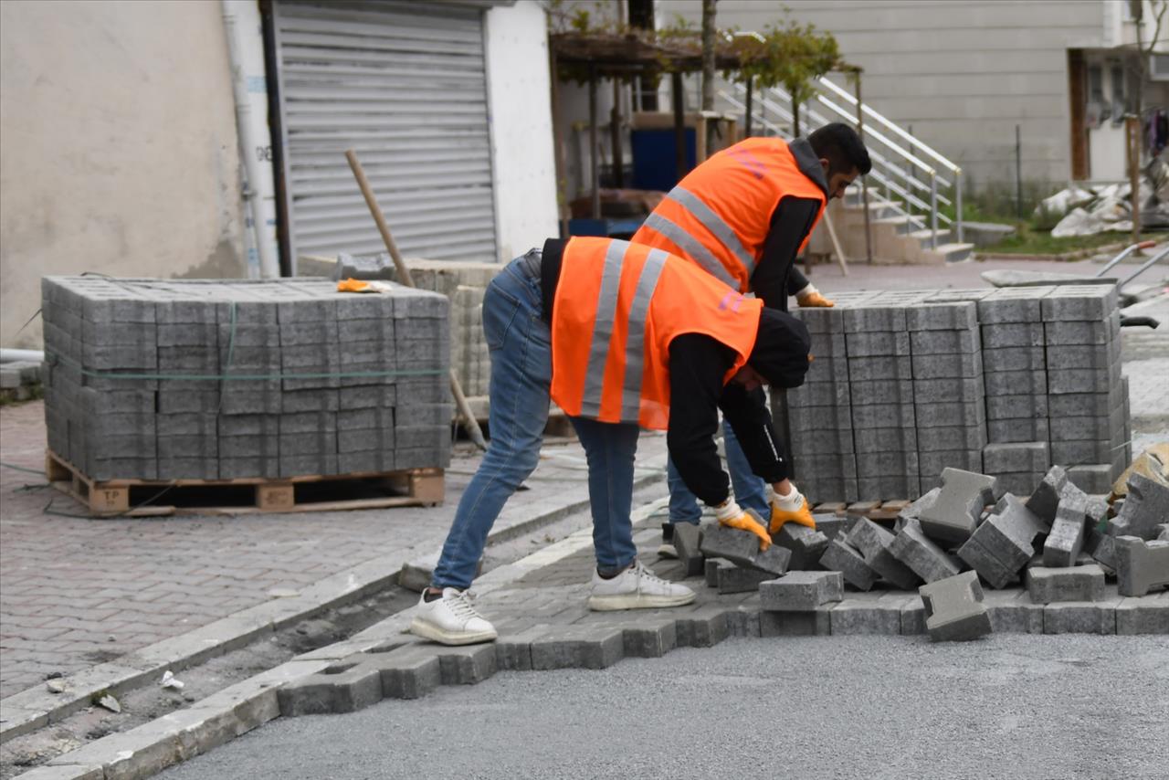 Esenyurt’ta Tahrip Olan Yollar Yenileniyor