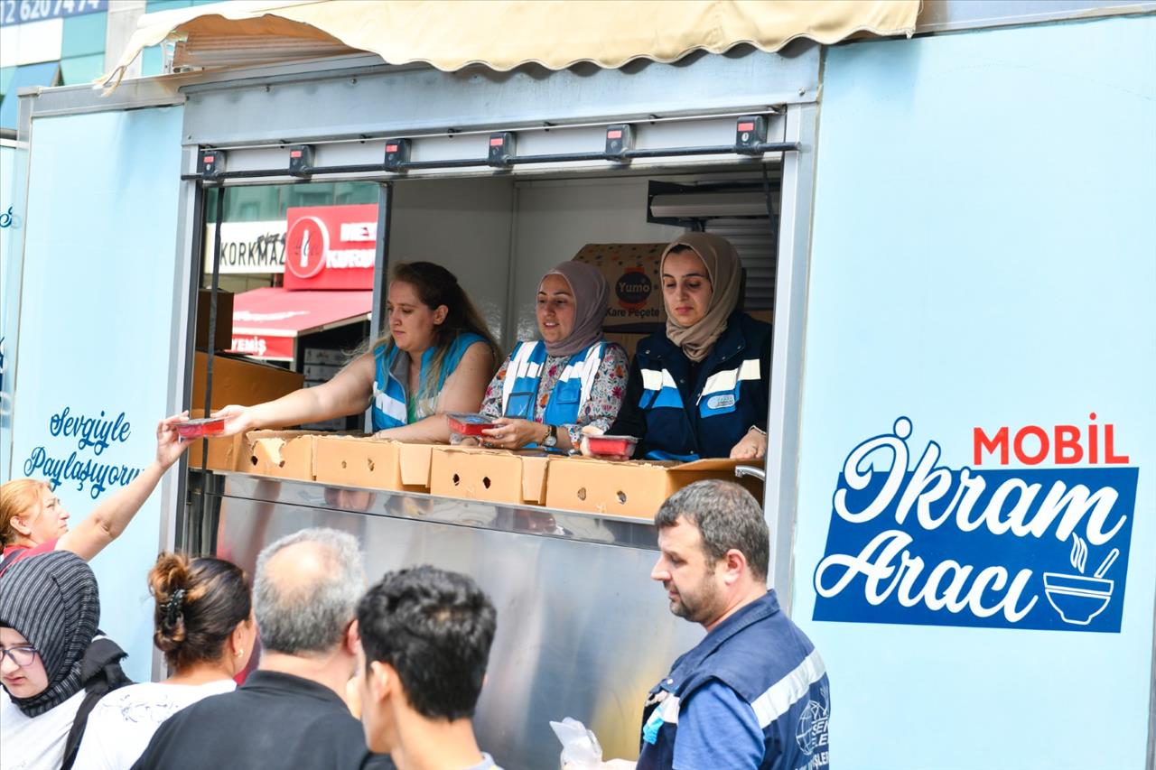 Esenyurt Belediyesi’nden Vatandaşlara Aşure İkramı