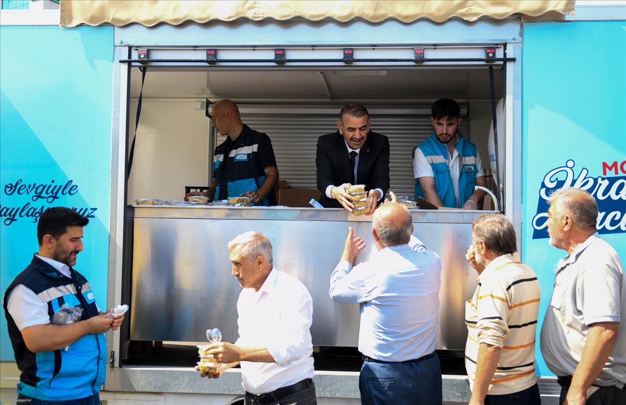 Esenyurt Belediyesi Vatandaşlara Aşure İkram Etti