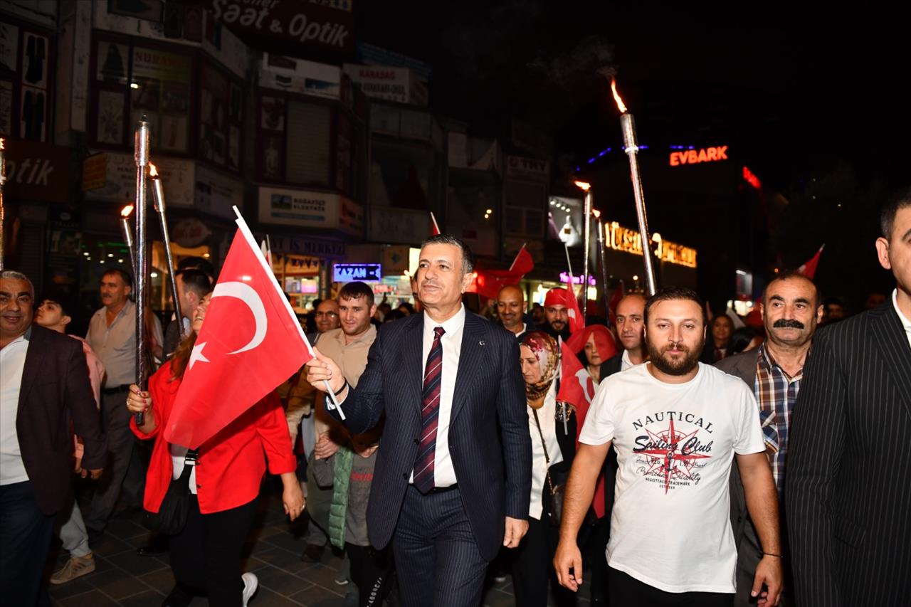 On Binler Bayraklarıyla Esenyurt’taki 100. Yıl Coşkusuna Katıldı