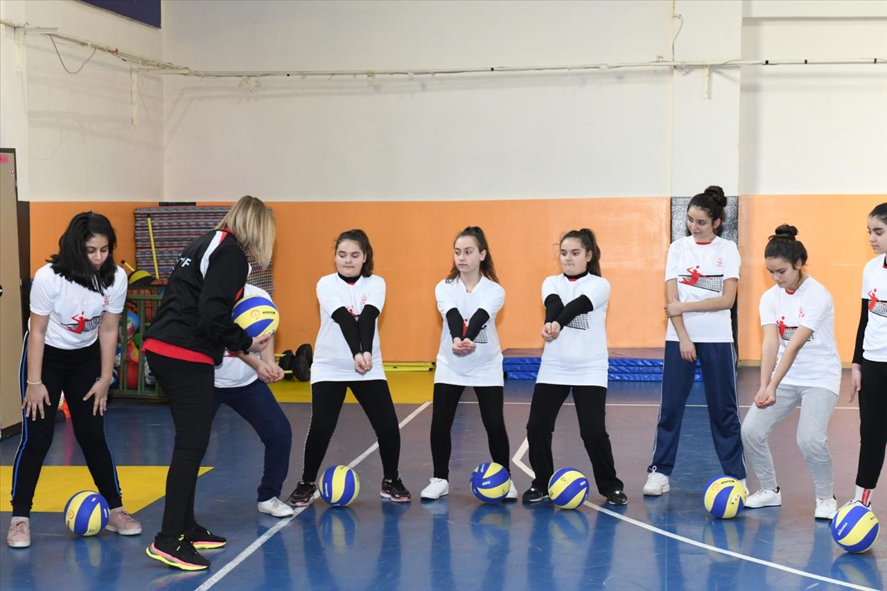 Usta Voleybolcular Esenyurt’ta Yetişiyor