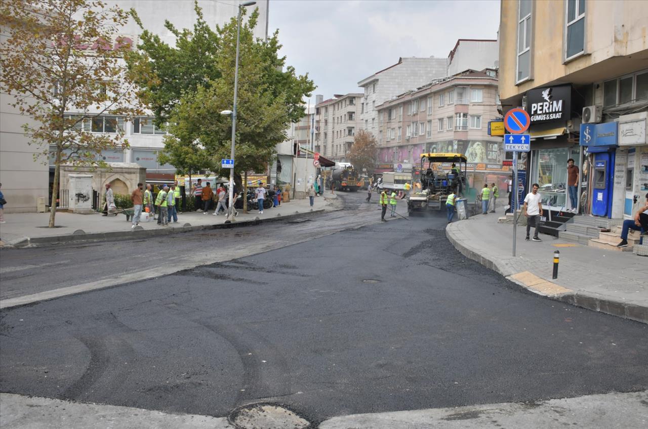 Esenyurt’ta Yıllardır Bozuk Olan Yollar Asfaltla Buluşuyor