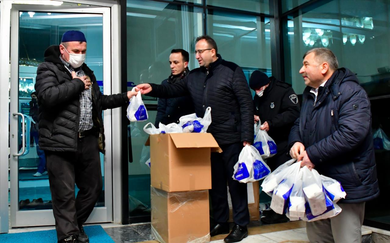 Esenyurt Belediyesi’nden Vatandaşlara Kandil Simidi İkramı