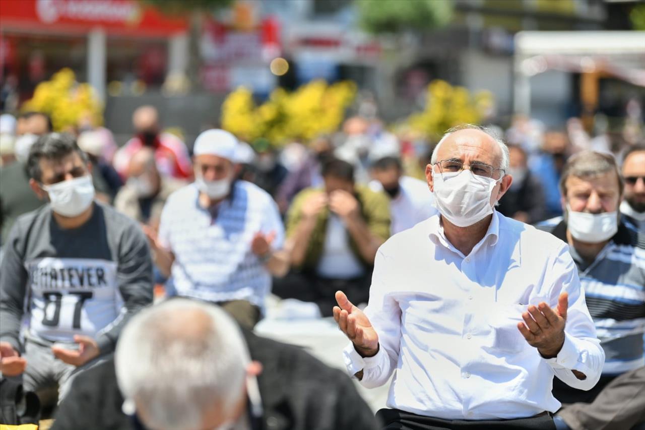 74 Gün Sonra İlk Cuma Namazı Esenyurt Meydanı’nda Kılındı