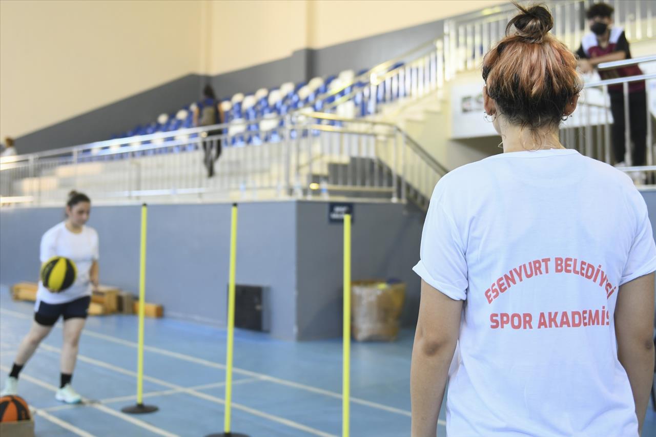 Esenyurt Belediyesi Gençleri Spor Akademilerine Hazırlıyor