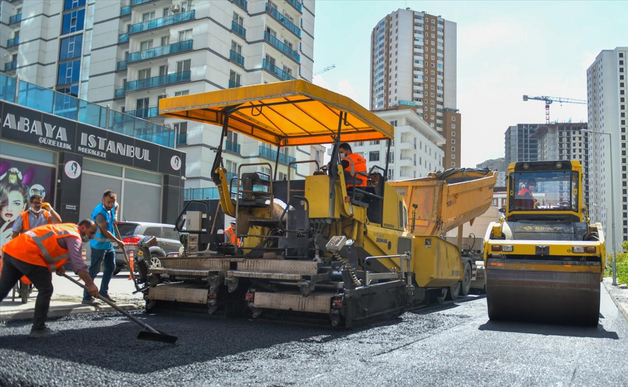 Esenyurt’ta Tahrip Olan Yollar Yenileniyor