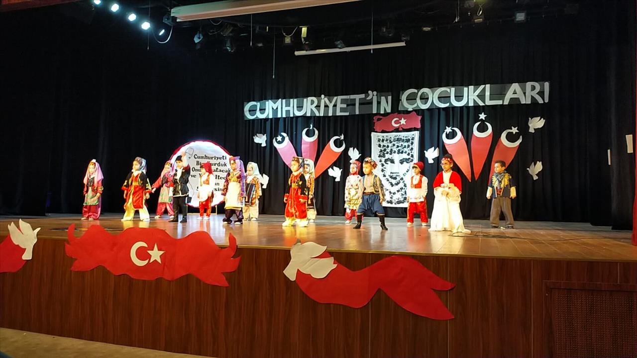 Esenyurtlu Çocuklardan “Cumhuriyet’in Çocukları” Gösterisi