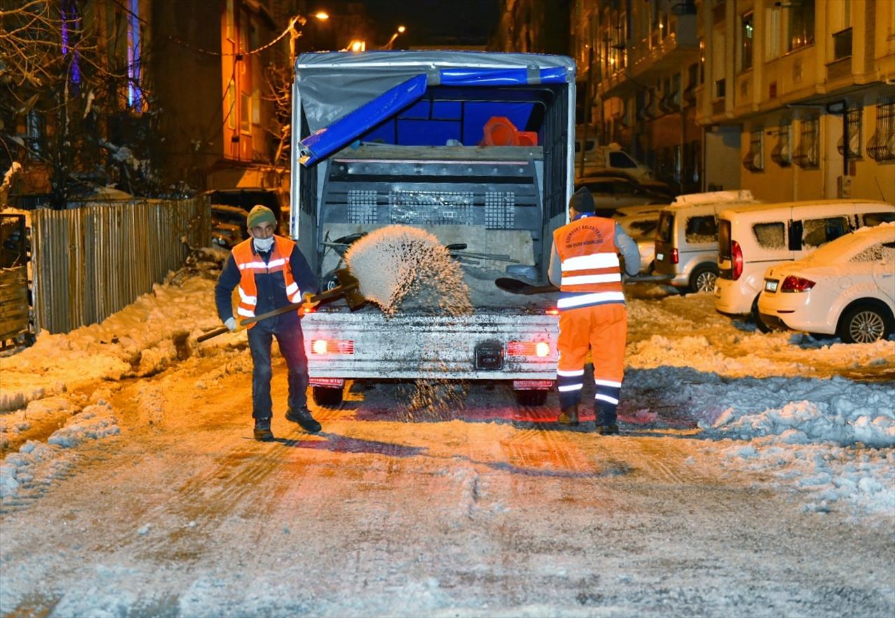 Esenyurt’ta Kışla Mücadele Ekiplerinin Çalışmaları Devam Ediyor