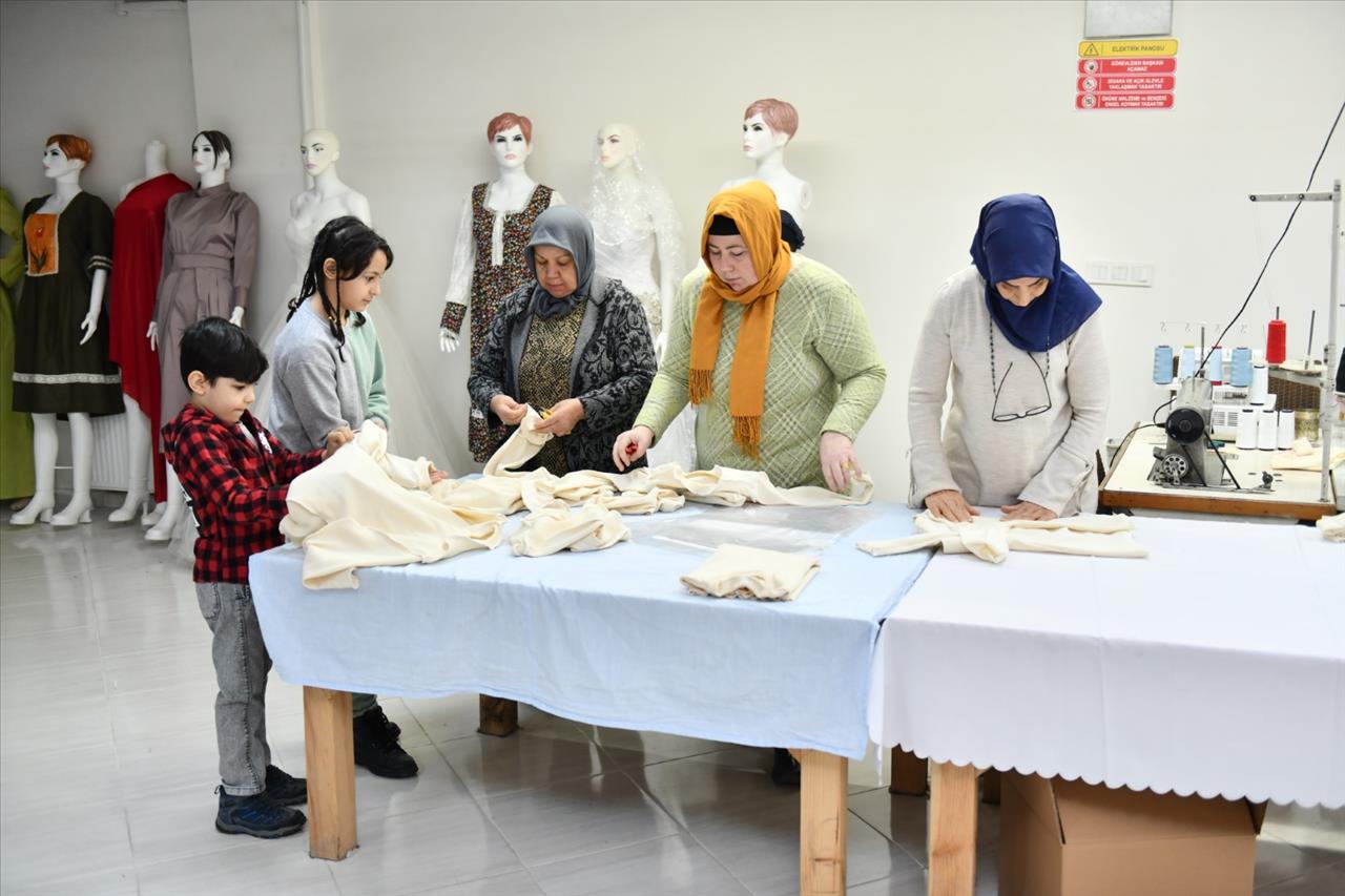 Esenyurtlu Kadınlar Depremzedeler İçin Üretiyor