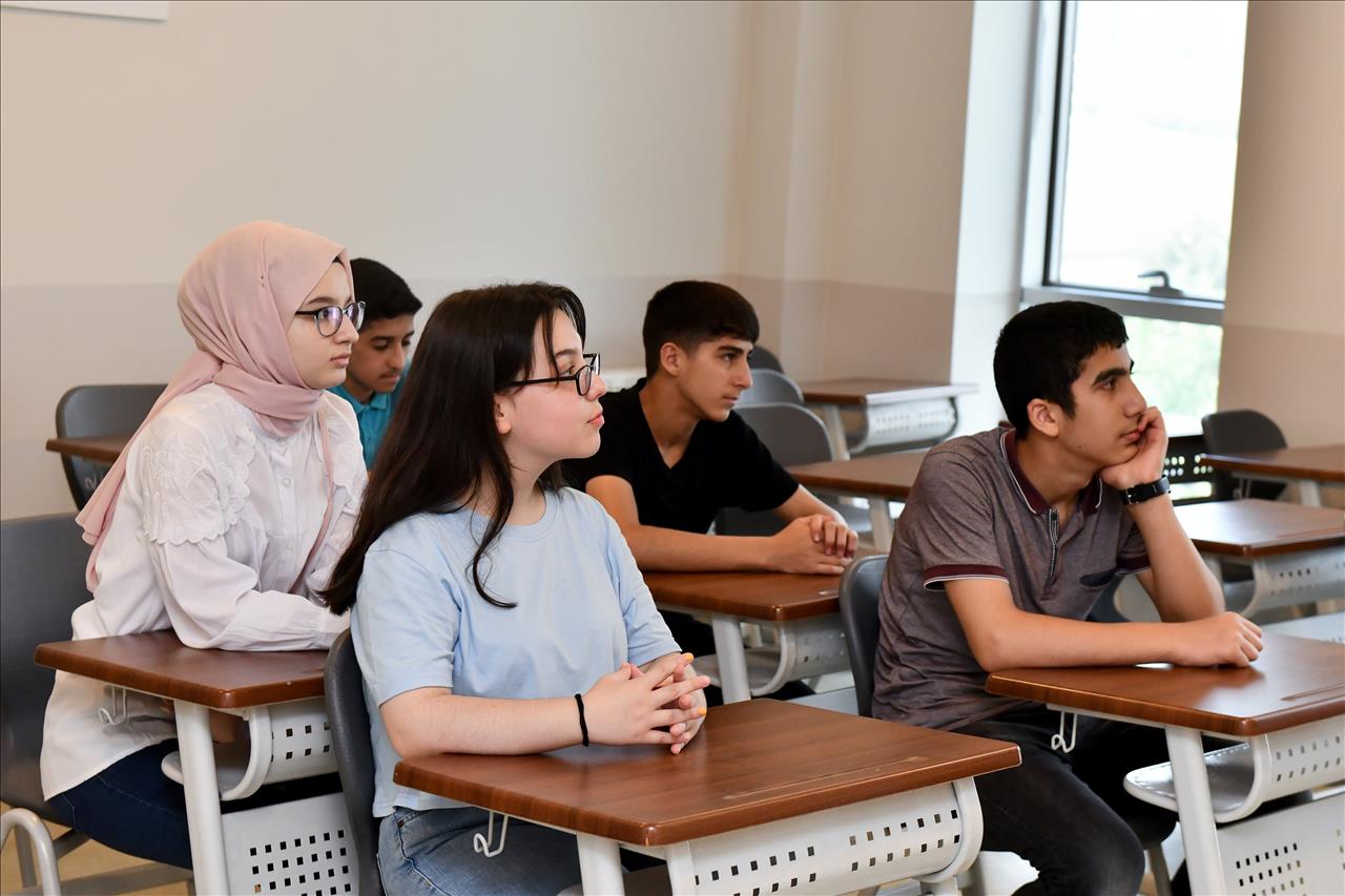 Esenyurt Belediyesi Tercih Döneminde Öğrencilerin Yanında